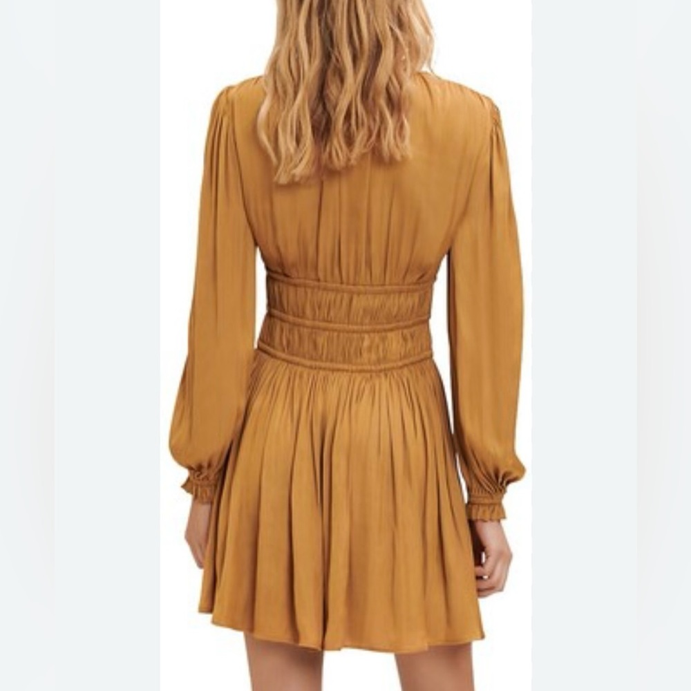 V-neck
Long sleeves, elasticized cuffs
Wide smocked waist
Flared skirt - Picture 4 of 5